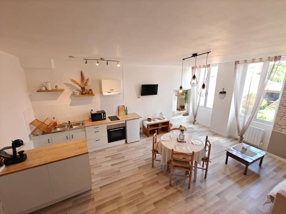 Le Duplex Du Centre - Ideal Pour Un Sejour Detente ! Saint-Savinien Exterior foto